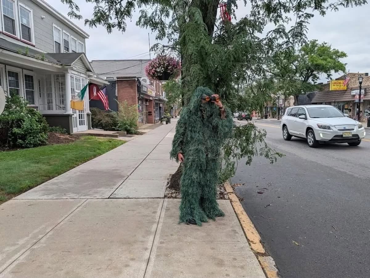 ๐ณ๐ฎ Dunellen Police Officer Goes Undercover as โShrubโ to Catch Distracted Drivers